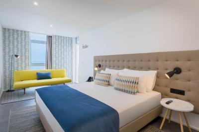 Deluxe Suite with Sea View (3 Adults) 7