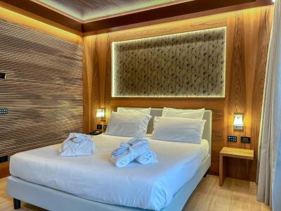 Executive Double Room with Partial Lake View 9