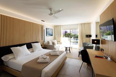 Suite J&uacute;nior com Varanda (2 Adultos + 1 Crian&ccedil;a) 8