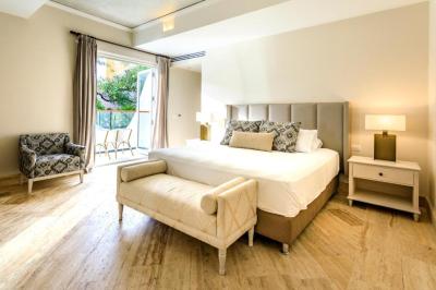 Deluxe Double Room with Balcony 3