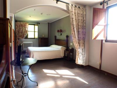 Family Room (2 Adults + 2 Children) 4