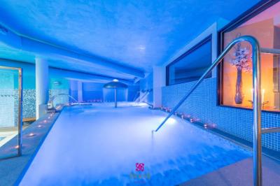 Double Room with Spa Access 3