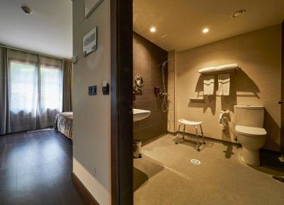 Twin Room adapted for people with reduced mobility 5