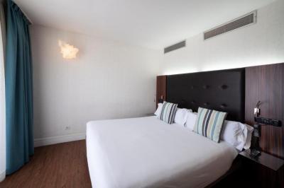 Deluxe Suite 8