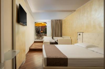 Quadruple Room with Terrace 10