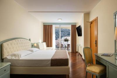 Deluxe Triple Room 12