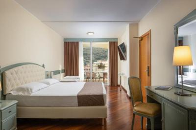 Triple Room with Pool View 15