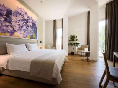 Deluxe King Room 2
