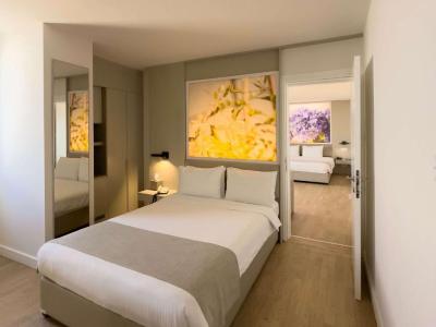 Deluxe King Room with Single Bed 5