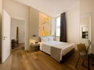 Junior Queen Suite with Sofa 6