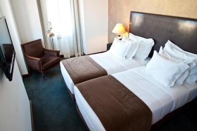 Double or Twin Deluxe Room with River or Castle View 1