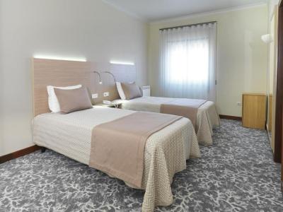 Double or Twin Room with Extra Bed 4