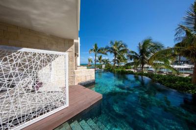 Junior Suite Swim Up Beachside 7
