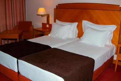 Twin Room with City View 6