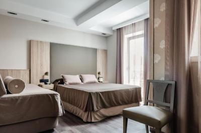 Triple Room with king size bed 8