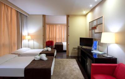 Family Room (2 Adults + 2 Children) 5