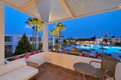 Junior Suite with Pool View (2 Adults + 1 Child) 8