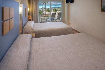 Standard Triple Room with Sea View 11