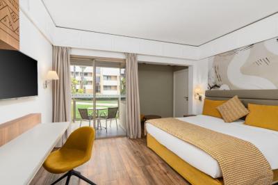 Double Room with Pool View 8