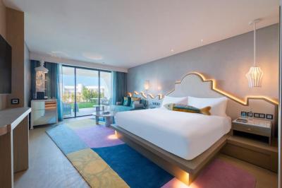 Fabulous King Room with Balcony and Garden Access 3