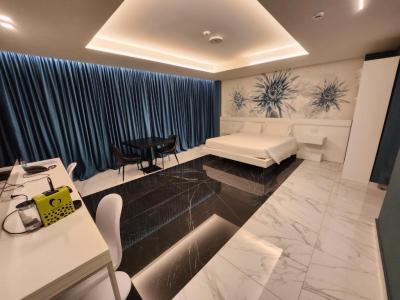 Deluxe Suite with Spa Bath 3