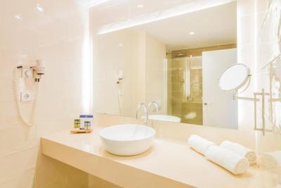 Junior Suite (2 Adults) 11