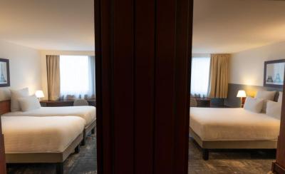 Familienzimmer mit 1 Doppelbett und 2 Einzelbetten 6