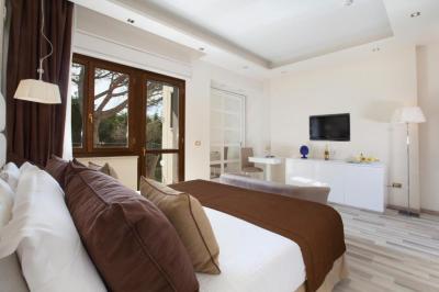 Deluxe Double Room with Balcony 5