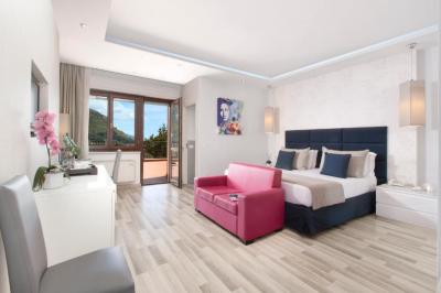 Deluxe Double Room with Balcony and Sea View 6