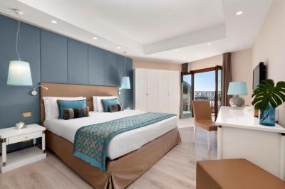 Double Room with Sea View 9