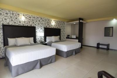 Queen Room with Two Queen Beds 2