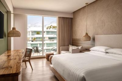 Habitaci&oacute;n con 1 cama extragrande, sof&aacute; cama, balc&oacute;n y vistas parciales al mar 1