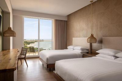 Habitaci&oacute;n con 2 camas dobles y balc&oacute;n con vistas parciales al mar 2