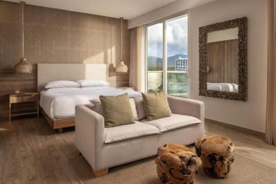 Suite Junior con 1 cama extragrande, sof&aacute; cama, balc&oacute;n y vistas parciales al mar 3