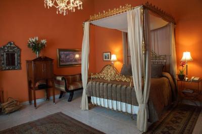 Standard Queen Room 1