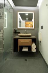 Deluxe King Room 2