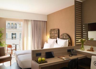 Urban Twin Room with Balcony and City View 4