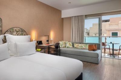Urban Triple Room with Balcony and City view 5