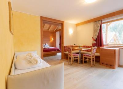 Family Room (2 Adults + 2 Children) 4
