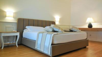 Deluxe Double Room with Side Sea View 5