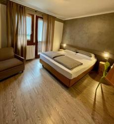 Double Room with Balcony and Panoramic View 4