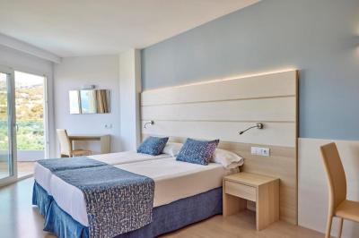 Double Room with Balcony and Sea View 3