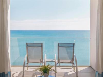 Deluxe double room with Front Sea View 3