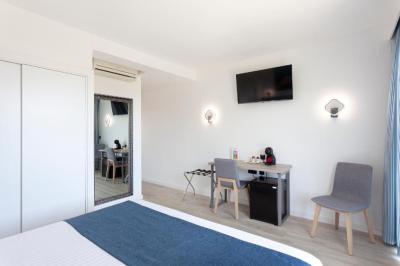 Deluxe Double Room with Balcony 7