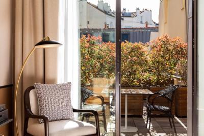Deluxe King Room with Balcony 4