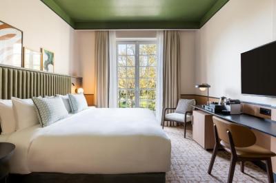Deluxe King Room 6