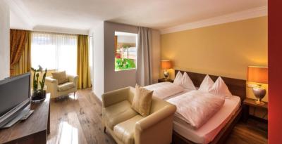Deluxe Suite with Spa Bath 6