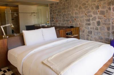 Corner Suite with Balcony 6