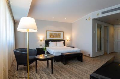 Classic, Guest room, 1 Queen, City view 2