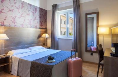 Queen Room with Spa Bath 9